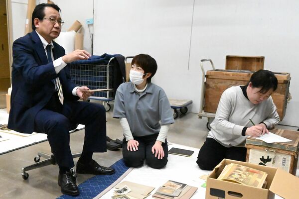 宇都宮市の担当者らと蔵から出た資料の整理を行う田中さん（左）＝宇都宮市内