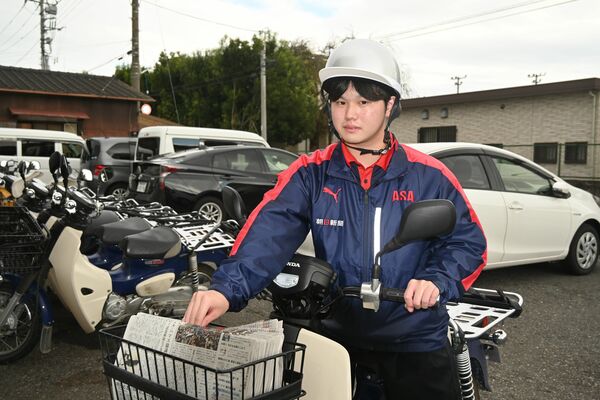 新聞販売店の業務と学業に励む平田さん＝今月上旬、小山市若木町２丁目
