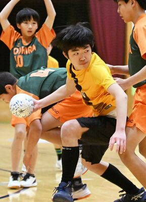 男子　宇都宮ＨＣ－大平ＨＳリーグ戦　前半１４分、宇都宮ＨＣ・松崎が相手守備陣をかいくぐってシュートを決める＝野木中体育館