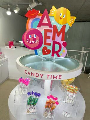 フォトスポットを意識した空間デザインの「ＡＭＥＲ’」店内＝東京都渋谷区