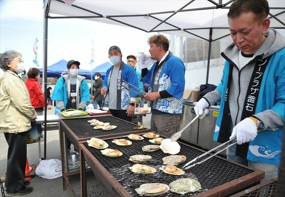 東北や石川の海産物などが販売された復興祭