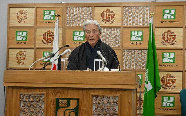 新春記者会見に臨む福田知事＝６日午後、県庁