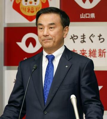 　山口県庁で記者会見する村岡嗣政知事＝７日午前