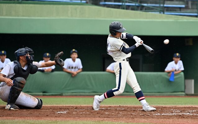 ６回、宇商の吉原が同点となる左越え適時二塁打を放つ＝清原