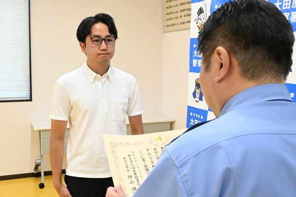 感謝状を受け取る青木さん（左）