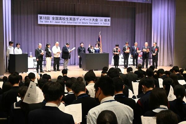 全国高校生英語ディベート大会の開会式で選手宣誓する本県生徒ら＝16日午前、作新学院大