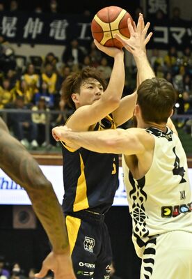 リーグ１位の３点シュート成功率を記録するなどけん引したブレックスの比江島（奥）＝２０２４年11月２日の島根戦から、ブレックスアリーナ宇都宮