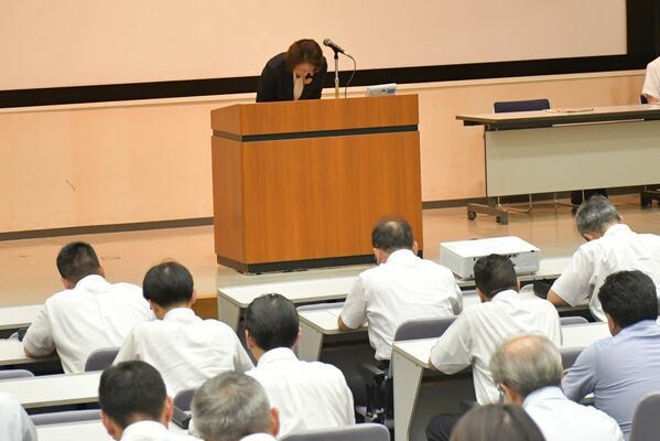 臨時校長会の冒頭、事件について謝罪する中村教育長（奥）＝27日午後、県総合教育センター
