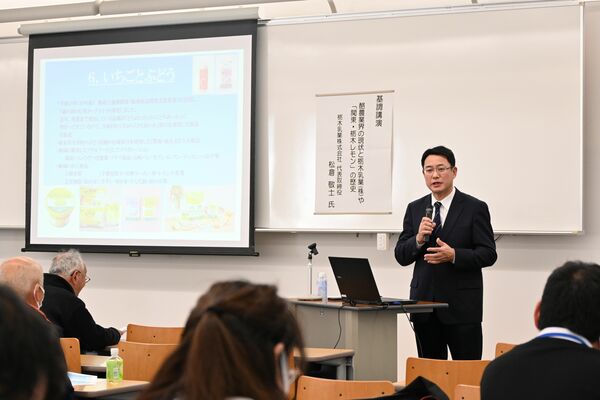 ぶどう学の公開講座で受講者に基調講演する松倉社長