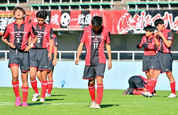 ６年ぶりの県予選敗退を喫し、うなだれる矢板中央イレブン＝県グリーンスタジアム