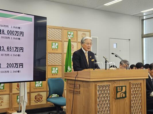 記者会見に臨む福田知事＝６日午前、栃木県庁