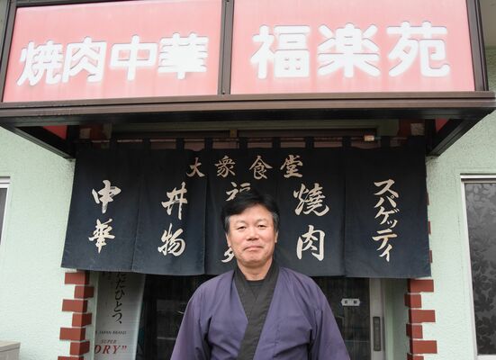 歴史を感じるのれんと２代目の佐々木さん