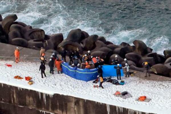北海道せたな町の漁港で続けられる捜索活動=30日午前8時51分(共同通信社ヘリから)