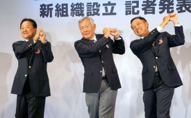 　新会社設立の記者会見でポーズをとる（左から）ＪＧＴＯの倉本昌弘副会長、諸星裕会長、ＮＳＳＫの津坂純社長＝２６日、東京都千代田区