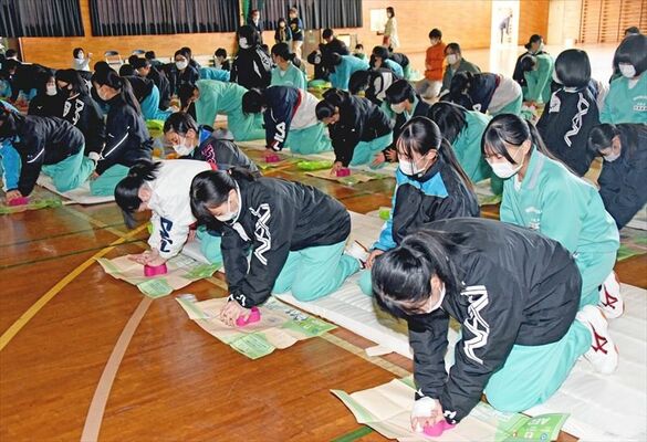 心臓マッサージの方法を学ぶ真岡西中の生徒