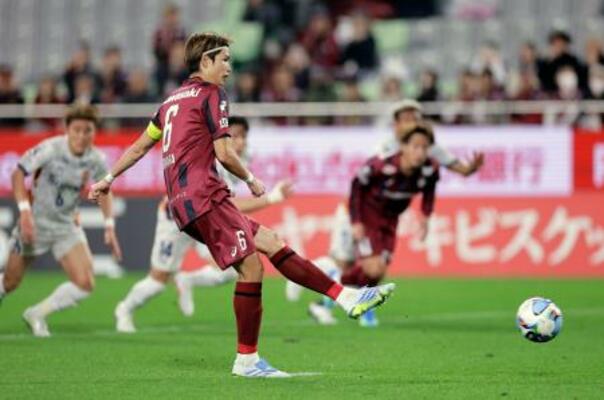 　神戸―清水　後半、チーム２点目となるＰＫを決める神戸・扇原＝ノエスタ