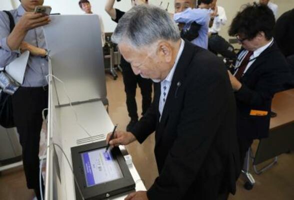 富山県舟橋村で行われた、タブレット端末による電子投票の模擬投票=12日午前