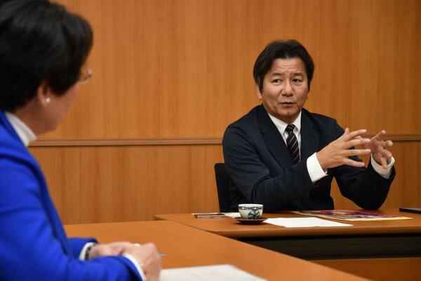 大川市長（左）と懇談する野々村チェアマン＝栃木市役所