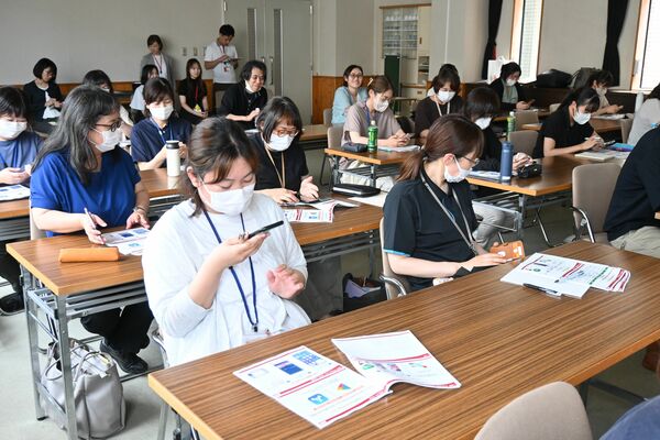 スマホの操作法を確認する参加者たち＝24日午後、矢板市鹿島町