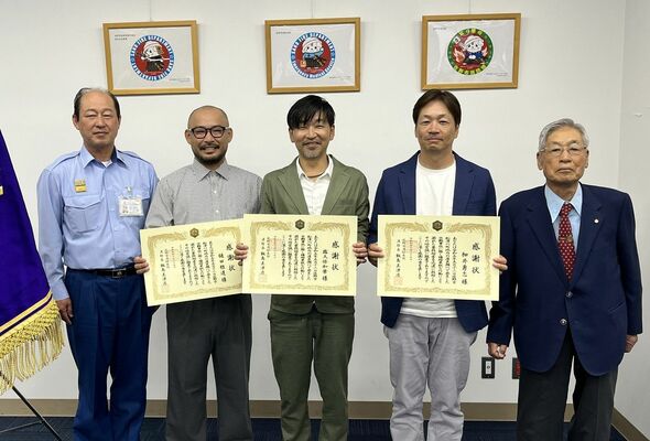 人命救助で感謝状を贈られた細井さん（右から２人目）と露久保さん（中央）、樋田さん（左から２人目）