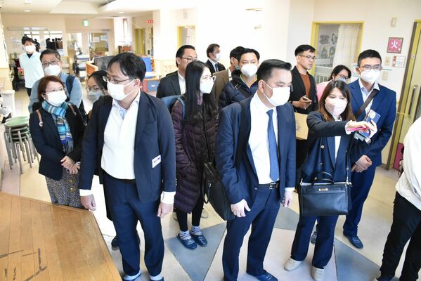 国際医療福祉リハビリセンターを視察するベトナムからの招待者