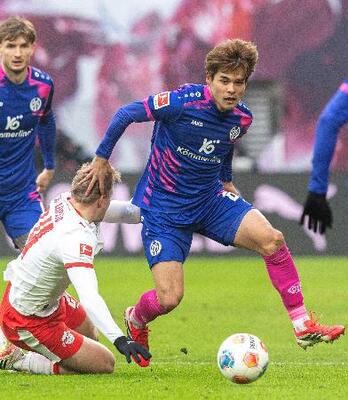 ライプチヒ戦で競り合うマインツの佐野海(右)=ライプチヒ(共同)