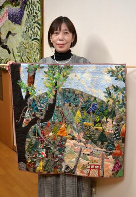 グランプリ作品を手に受賞を喜ぶ池山さん