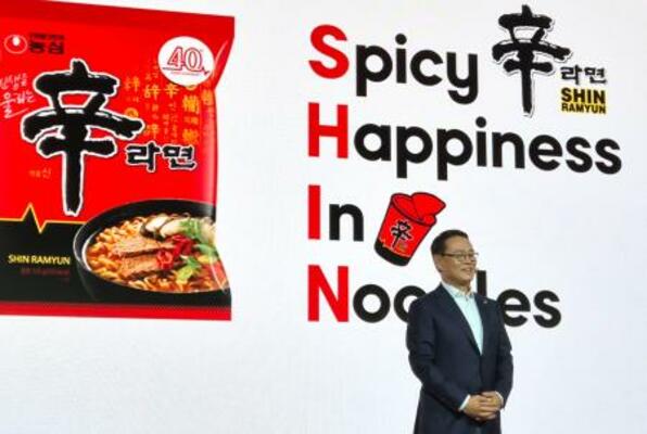 記者会見する韓国食品大手「農心」の趙ヨンチョル代表理事=5月、ソウル(共同)