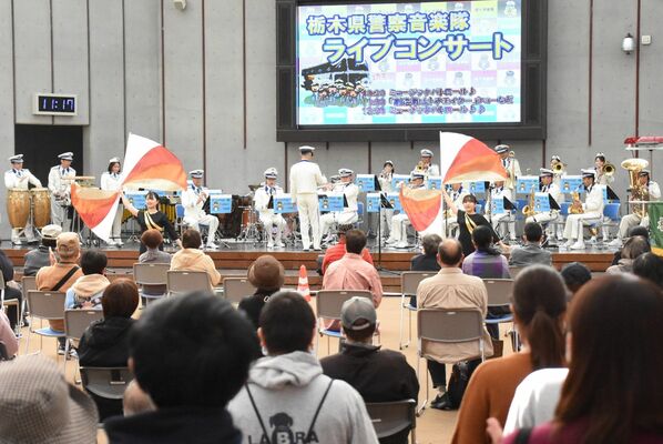 県警音楽隊とカラーガード隊が県民に演奏を披露した＝５日午前、宇都宮市江野町