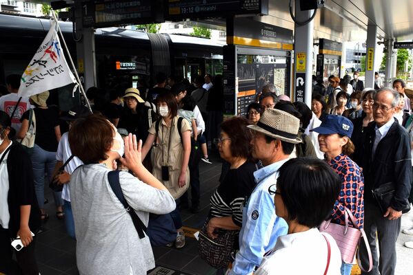 ライトラインに乗車しＪＲ宇都宮駅東口に到着したツアーの一行＝５月25日、宇都宮市
