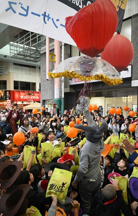 オリオン通り各所にお菓子が入ったマシュマロバルーンが設けられた。１時間に１回ほどサプライズで割られ、拾い集める子どもたちの歓声が通りに響いた