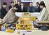２手目を指す藤井棋王（手前左）＝17日午前９時、日光市鬼怒川温泉大原