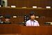 市議に質問する児童