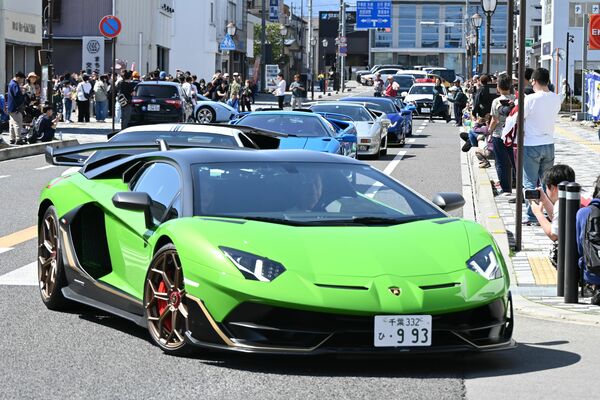 黒磯駅周辺をパレードするスーパーカー