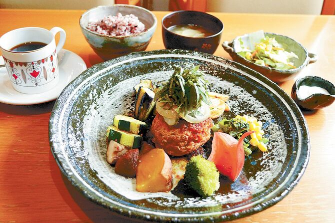 有機野菜をふんだんに使った「野菜たっぷり和風ハンバーグランチ」
