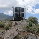 ヘリで女峰山に気象観測装置　標高1848メートル、重さ１トンを正確に設…