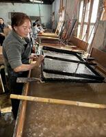 ブータンの小さな工房に島根の伝統技術