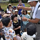 ザリガニやドジョウ見つけた　子どもたちが泥だらけで生き物調査　宇都宮