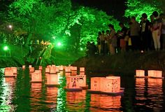 川面照らす灯ろう流し　真岡