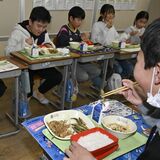 那珂川町特産のホンモロコが給食に　小中学生が唐揚げに舌鼓、養殖過程も勉強