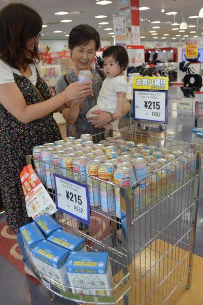 店舗入口に設けられた液体ミルクの特設コーナー＝ベビーザらス宇都宮店