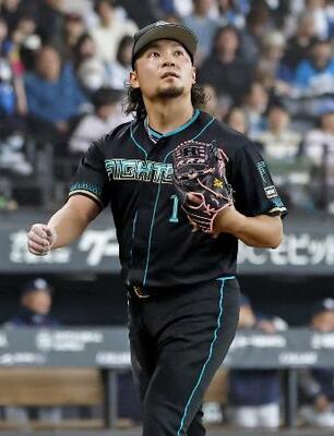 5回の投球を終え、ベンチに戻る日本ハム・伊藤=エスコンフィールド