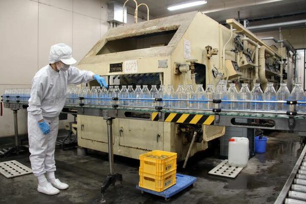 砂谷の顧客から届いた牛乳瓶が並ぶ洗瓶機。老朽化に伴い、砂谷は瓶牛乳の製造を大幅に縮小する