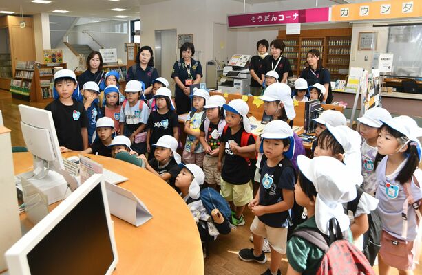 喜連川図書館を訪れた園児たち