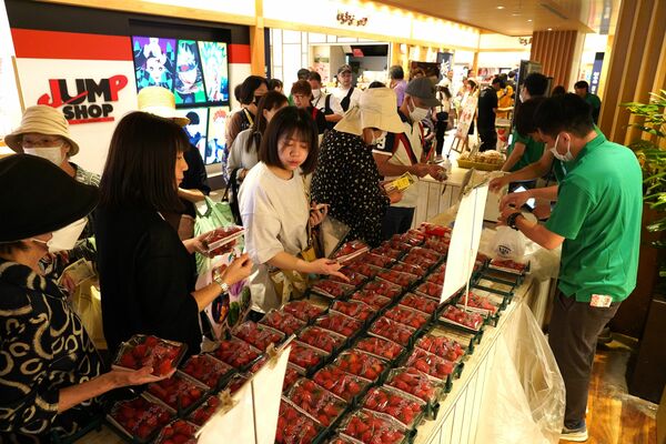 県産イチゴを販売した「とちまるショップ」の12周年記念イベント＝18日午前、東京都墨田区