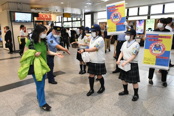 痴漢被害防止を呼びかける生徒ら＝１３日午前、ＪＲ宇都宮駅