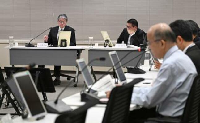 　中部電力が浜岡原発３、４号機の再稼働審査で「基準地震動」を意図的に過小評価した疑いがある問題を巡り、対応を議論する原子力規制委の会合。左端は山中伸介委員長＝７日午前、東京都港区
