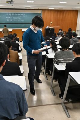 宇都宮大の２次試験前期日程に臨む受験生たち＝25日午前、同大峰キャンパス