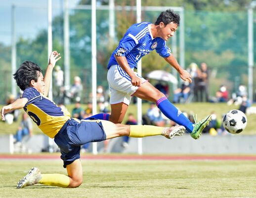 後半30分、抜け出してチーム２点目を決める佐野日大のＦＷ中埜＝下野市大松山運動公園陸上競技場
