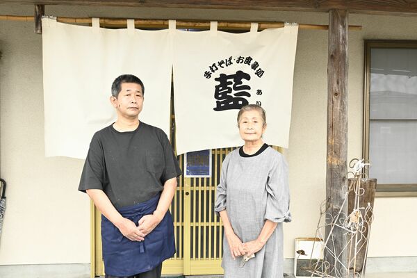 店先に立つ昌紀さん(左)と律子さん